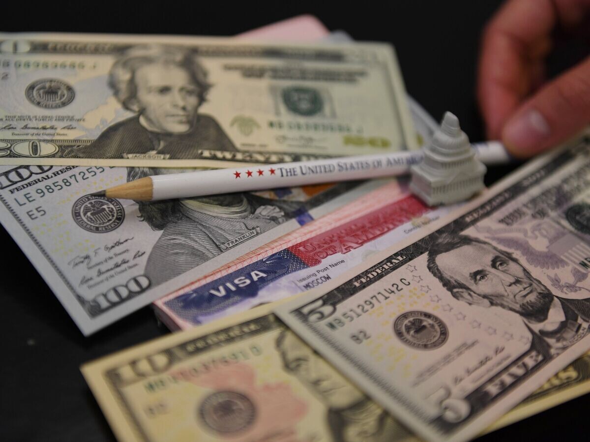    Денежные купюры США и американская виза | © РИА Новости / Екатерина Чеснокова