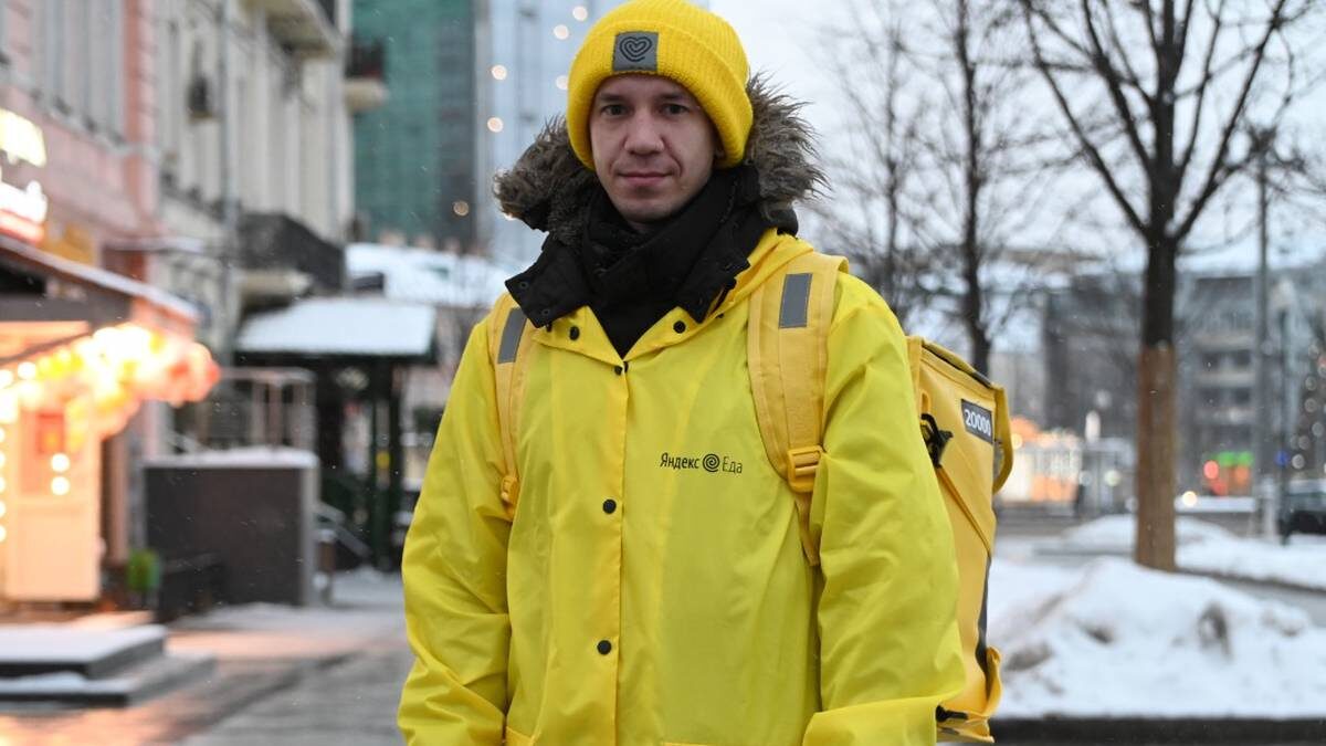    Курьер, доставщик еды Андрей Семенцов работает в столице, где можно получить большие чаевые, но порой и штраф за опоздание / Фото: Алексей Орлов / Вечерняя Москва
