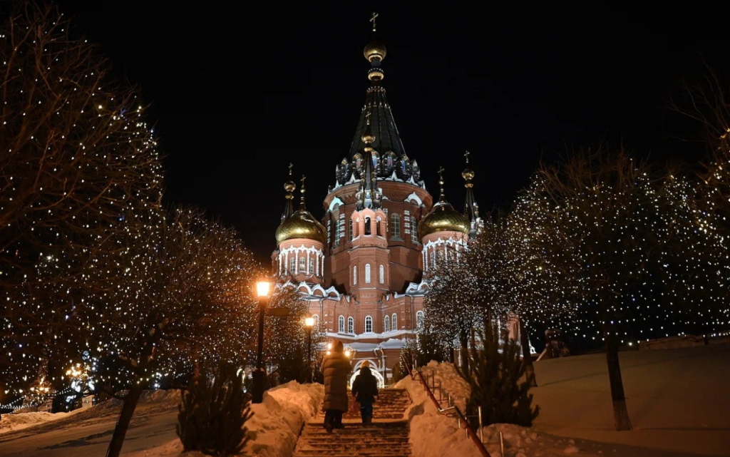  К началу богослужений люди стали подходить к Свято-Михайловскому собору. Фото: пресс-служба Главы и Правительства Удмуртии