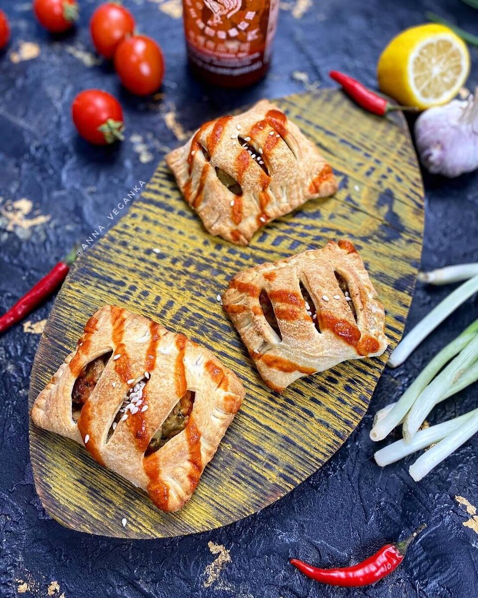 Карри слойки с картофелем и соевым мясом из слоеного теста