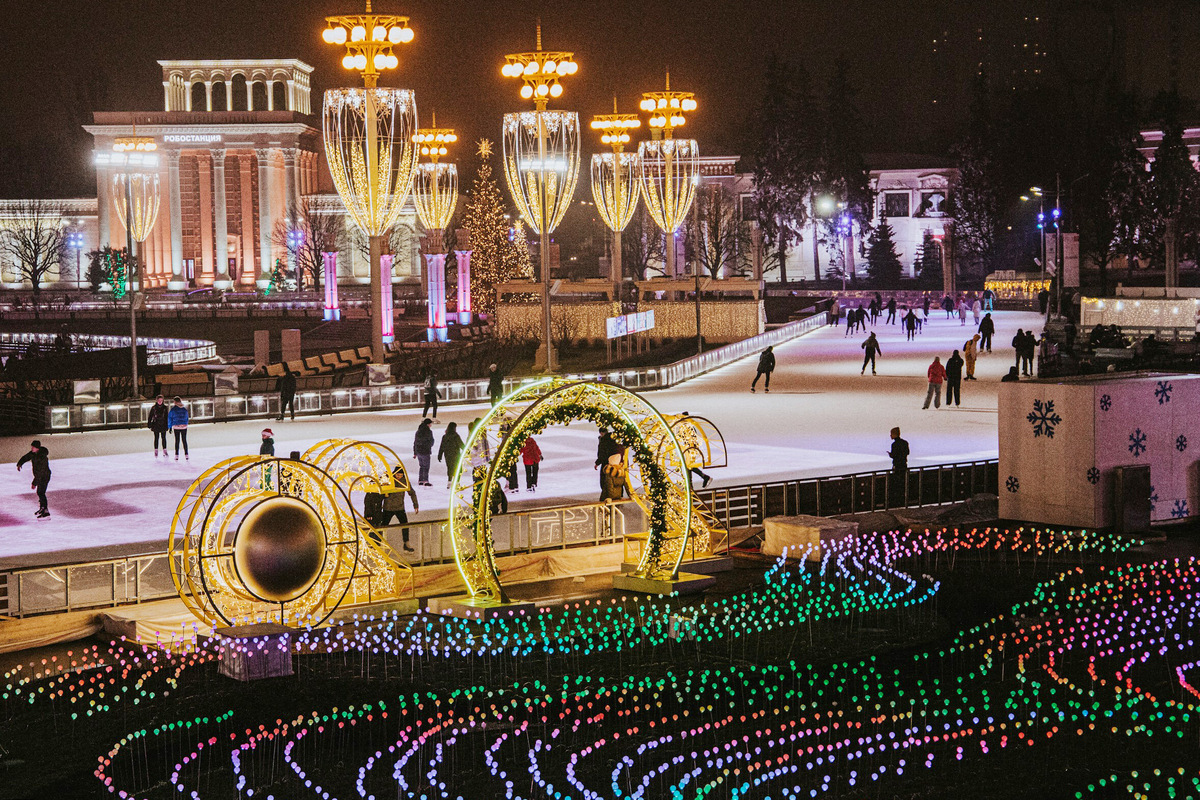 Каток на ВДНХ тоже популярен, там всегда красиво и празднично. Фото: Klara Kulikova / Unsplash