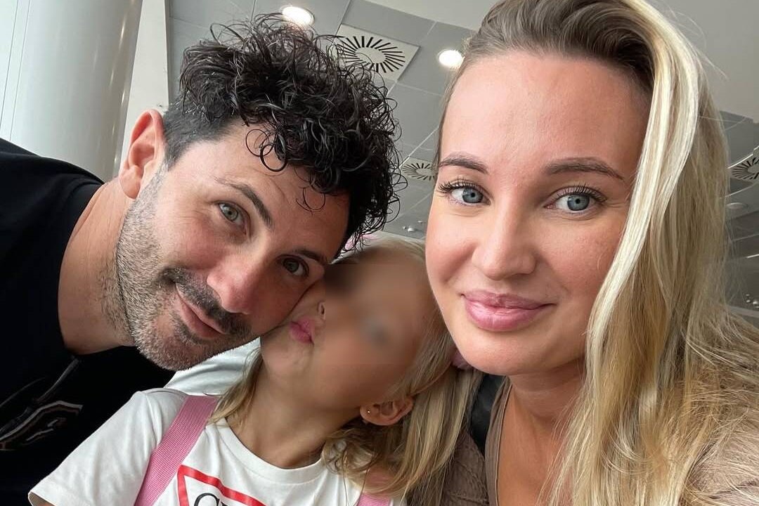     «Юлия будет жить через меня и Сашу»: муж умершей после увеличения ягодиц россиянки отказался отдать ее дочь отцу