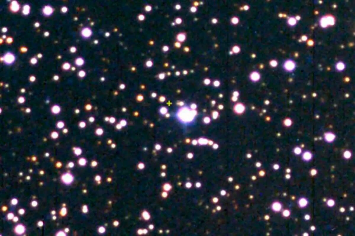    Изображение, полученное с помощью телескопа обсерватории Грасслендс в Аризоне. Желтым крестиком обозначено место, где Барнард увидел таинственную звезду / © Tim Hunter et al.