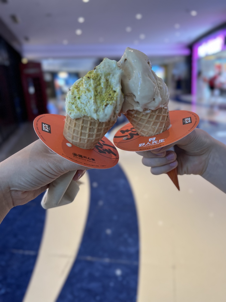 Очень вкусное мороженое, можно заранее попробовать перед тем, как купить