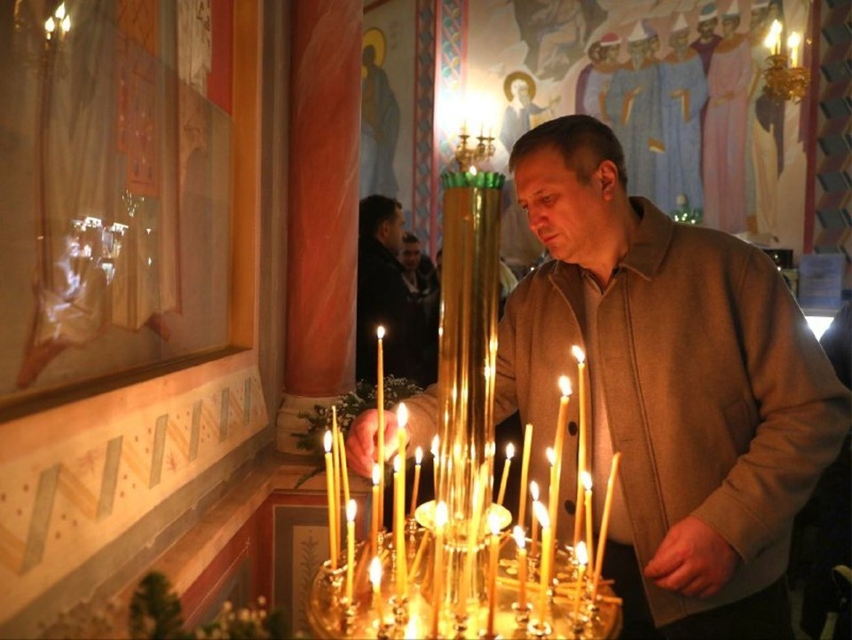    Глава Самары встретил Рождество в соборе. Фото: телеграм-канал Ивана Носкова