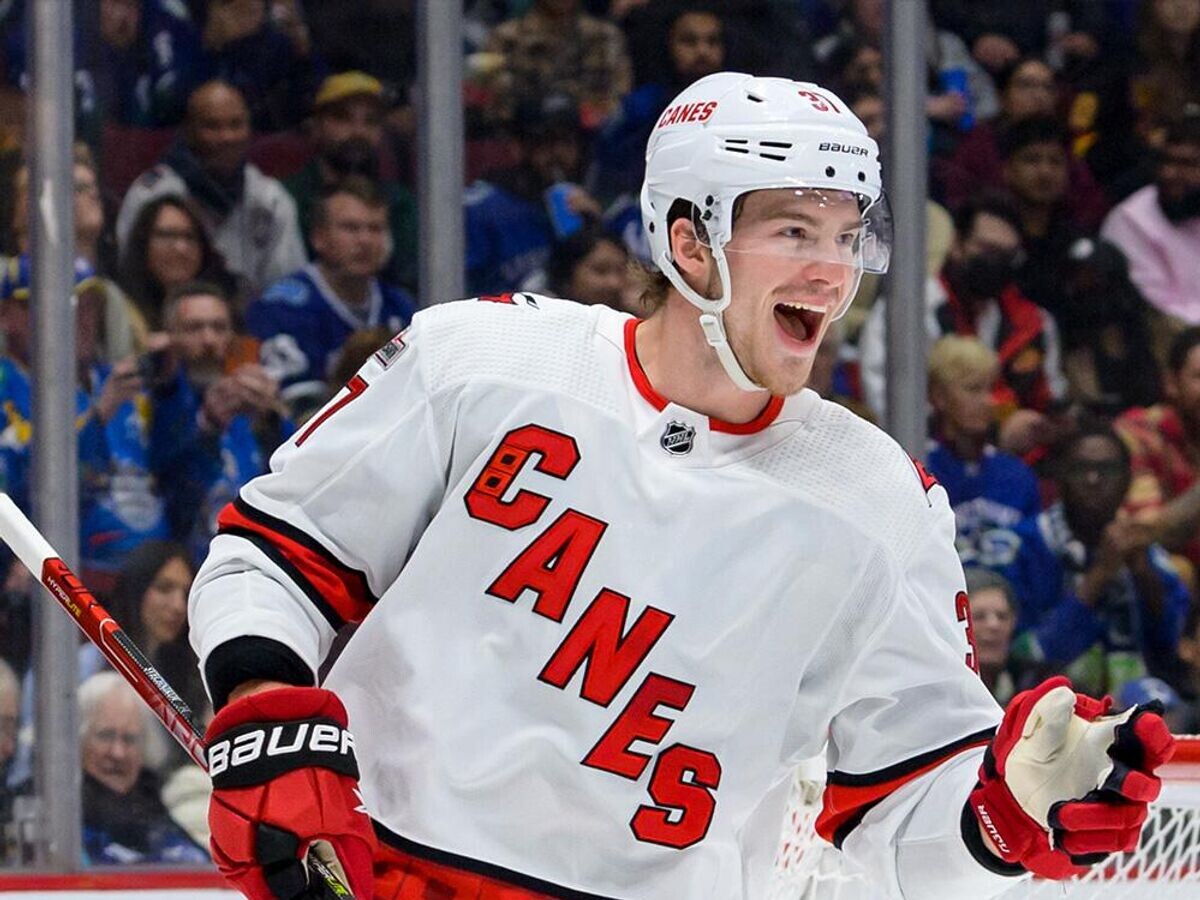    Хоккеист "Каролины Харрикейнз" Андрей Свечников | © Фото : twitter.com/canes