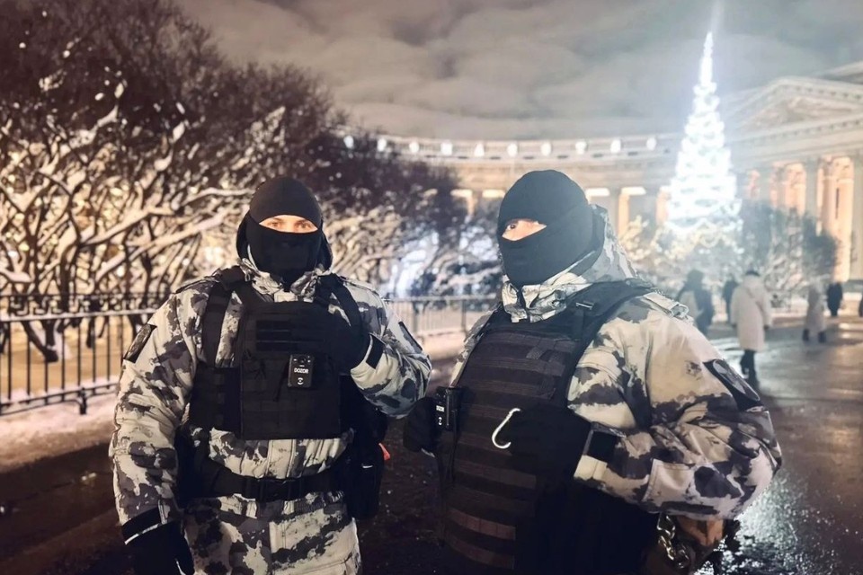    Росгвардейцы и полиция были на страже порядка в рождественскую ночь в Петербурге. Фото: t.me/rosgvard78