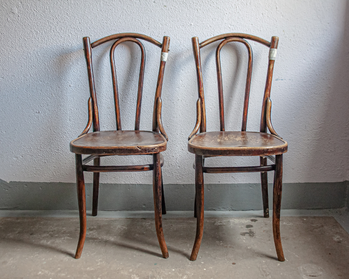 Первая пара стульев, приехавшая на реставрацию: стул слева - тот же, что на первом фото