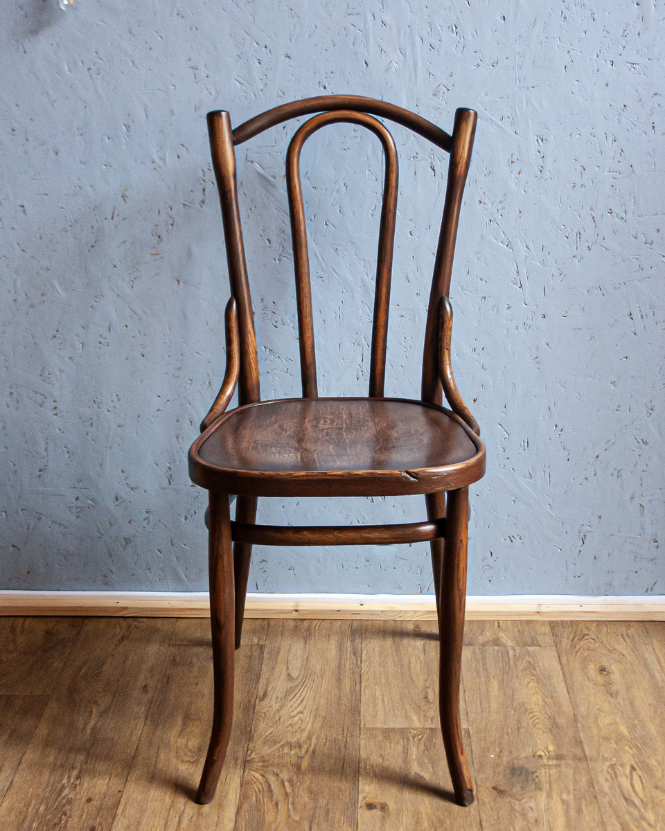 Первый стул из 4 после реставрации: потертости в тонировке выполнены намеренно, вмятины оставлены по заданию заказчицы.