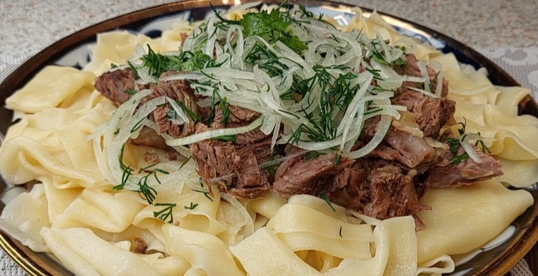 Домашний бешбармак из говядины: вкусное, сытное и ароматное блюдо для всей семьи