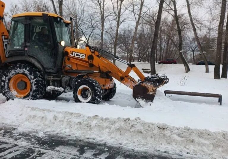    С улиц Оренбурга за сутки вывезли 8,5 тысячи кубометров снега Оренбуржье