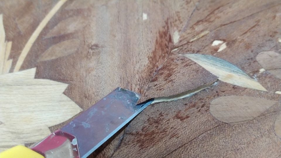 Журнальный столик с множественными отслойками шпона