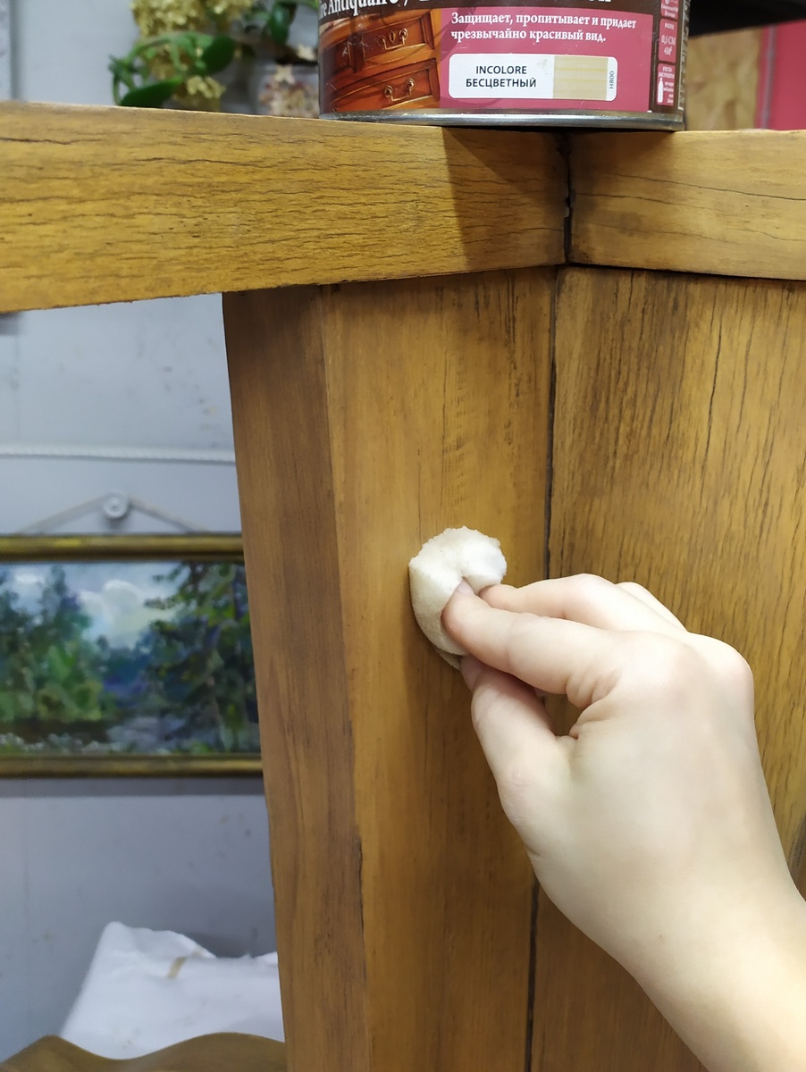 Процесс нанесения защитного воска на подстолье