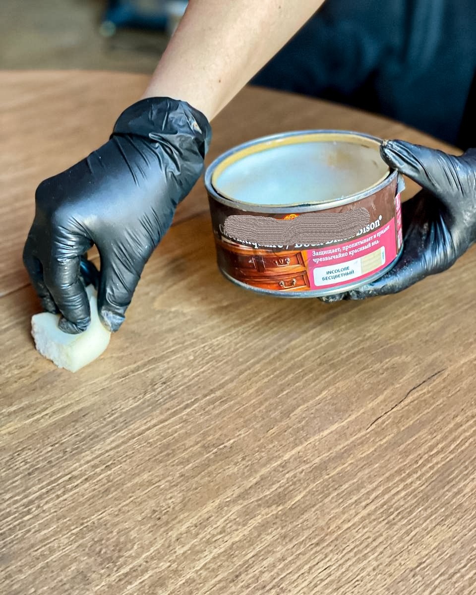 Процесс нанесения защитного воска на столешницу