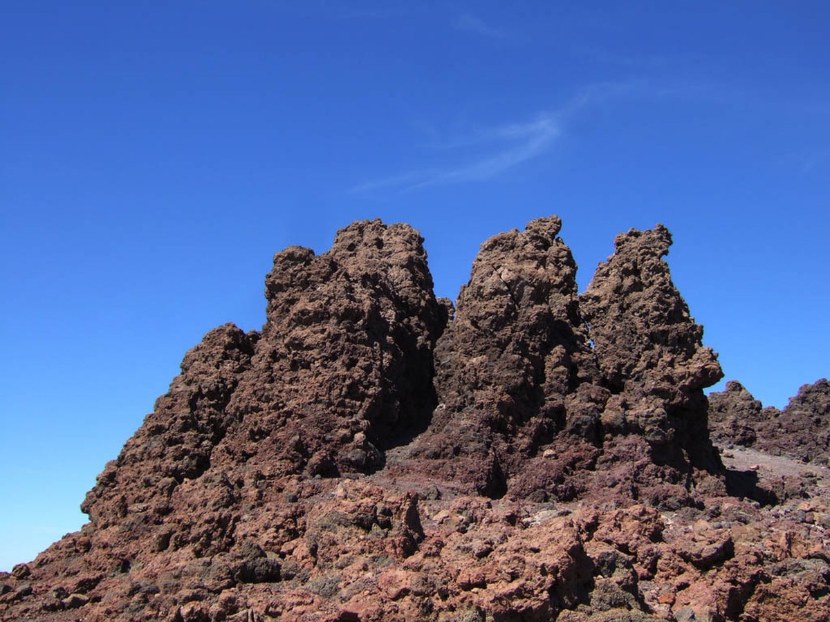    Роке-де-лос-Мучачос (исп. Roque de los Muchachos, буквально — «Скала парней») — гора вулканического происхождения на Канарских островах. Высота над уровнем моря — 2426 м. Это — высшая точка второго по высоте острова архипелага Пальма.