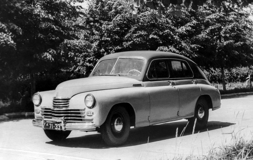 Первая производственная серия ГАЗ-20 оснащалась несинхронизированными КПП