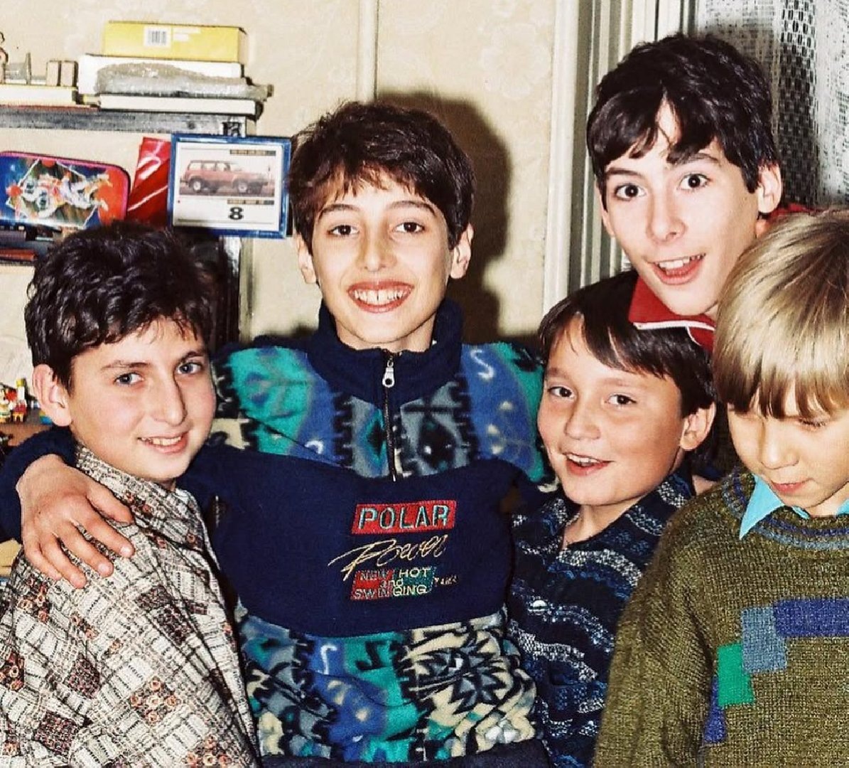    Дмитрий Романов (в центре) в детстве (фото: Instagram* @romahadima)