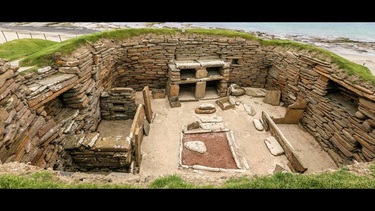 Радиоуглеродный анализ показал, что люди жили в Скара-Брэй с 3100-го по 2500-й год до нашей эры. Обитатели поселения покинули его, когда изменился климат.