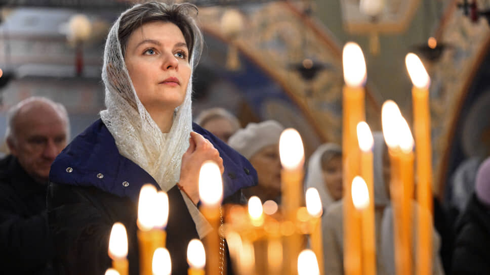 Рождественское богослужение в храме Покрова Пресвятой Богородицы в московском районе Ясенево.📷Фото: Анатолий Жданов / Коммерсантъ