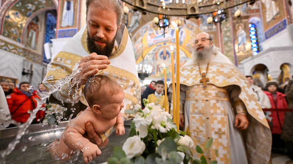 Обряд крещения в храме Покрова Пресвятой Богородицы в Ясеневе.📷Фото: Анатолий Жданов / Коммерсантъ