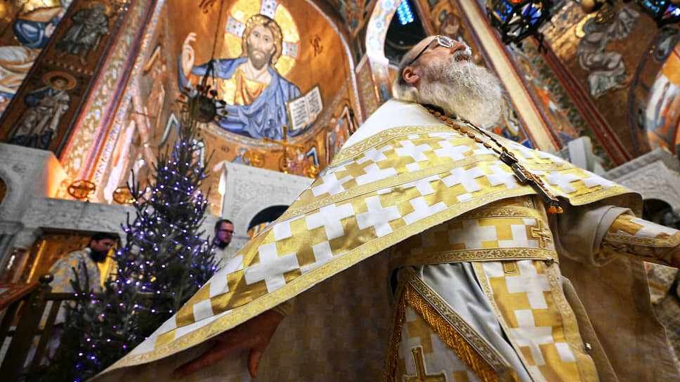 Настоятель храма Покрова Пресвятой Богородицы в Ясеневе архимандрит Мелхиседек (Артюхин) во время богослужения.📷Фото: Анатолий Жданов / Коммерсантъ