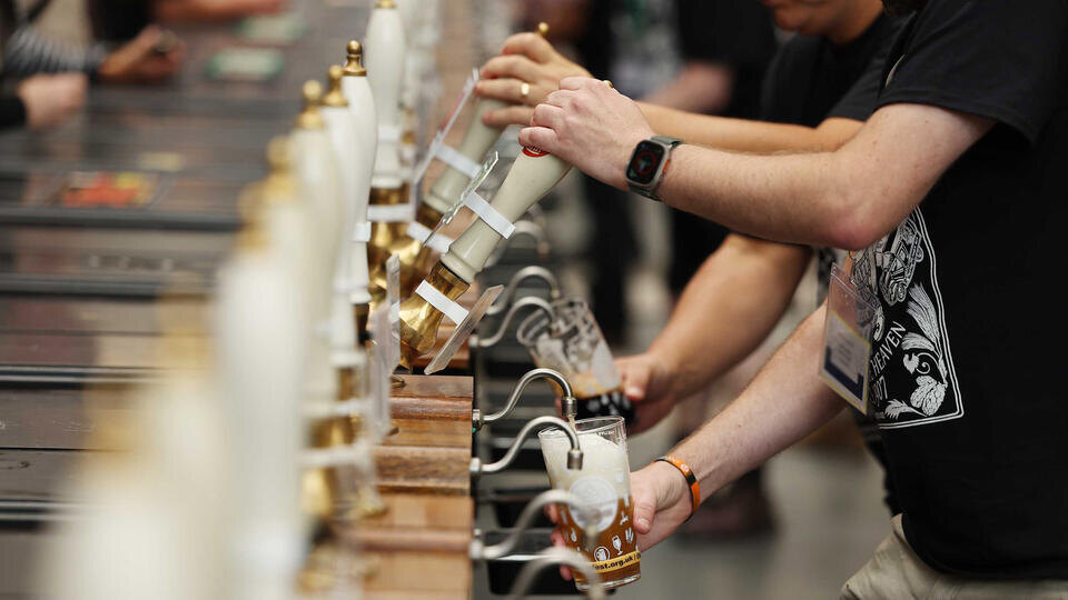     Супруги умерли от отравления газом на фестивале сидра NEIL HALL/EPA/TASS