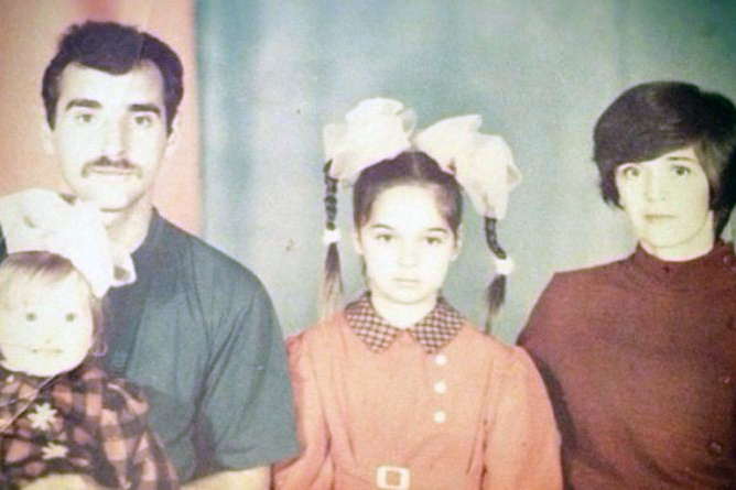 Юлия Ахмедова в детстве с родителями. Фото: ЯД