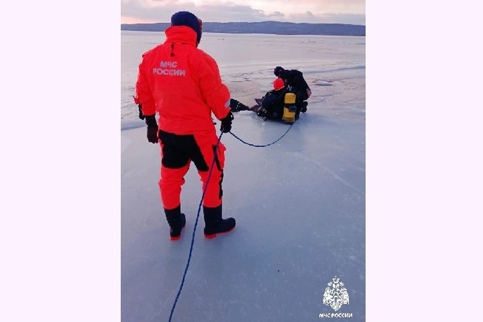    Пять автомобилей ушли под лед в Амурском заливе в Приморье Фото: МЧС Приморского края