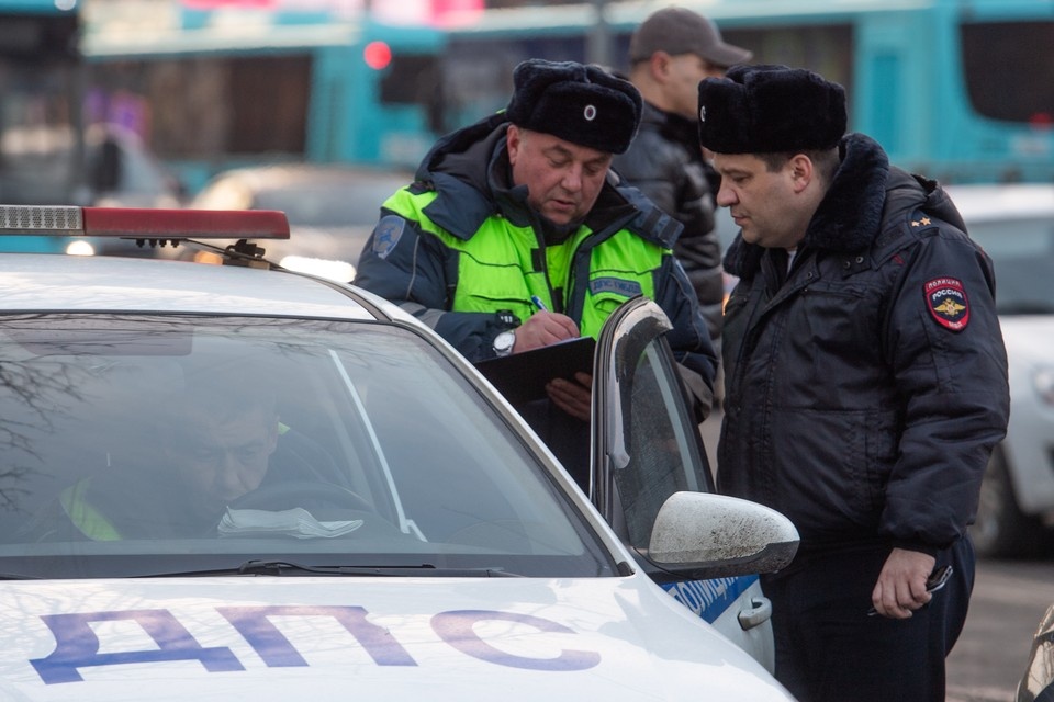    "КП-Петербург" узнала, сколько нарушителей ПДД лишились прав в Северной столице в 2025 году. Алексей БУЛАТОВ