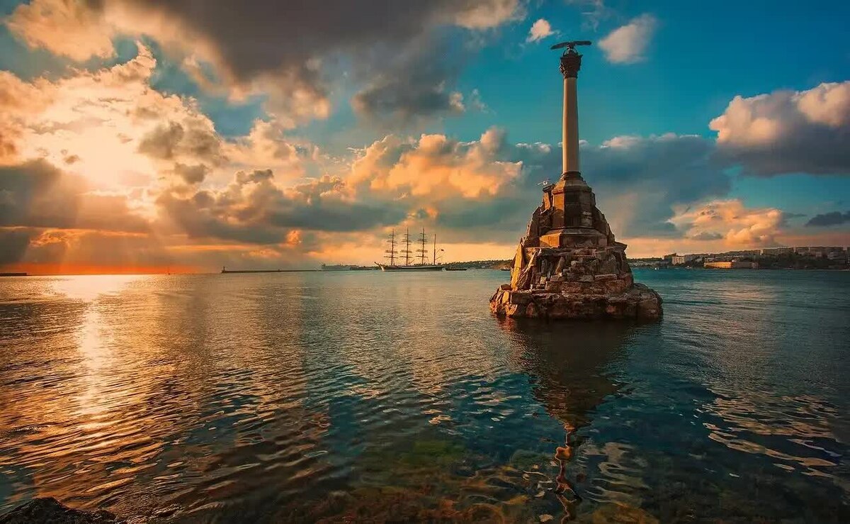 Памятник затопленным кораблям в Севастополе