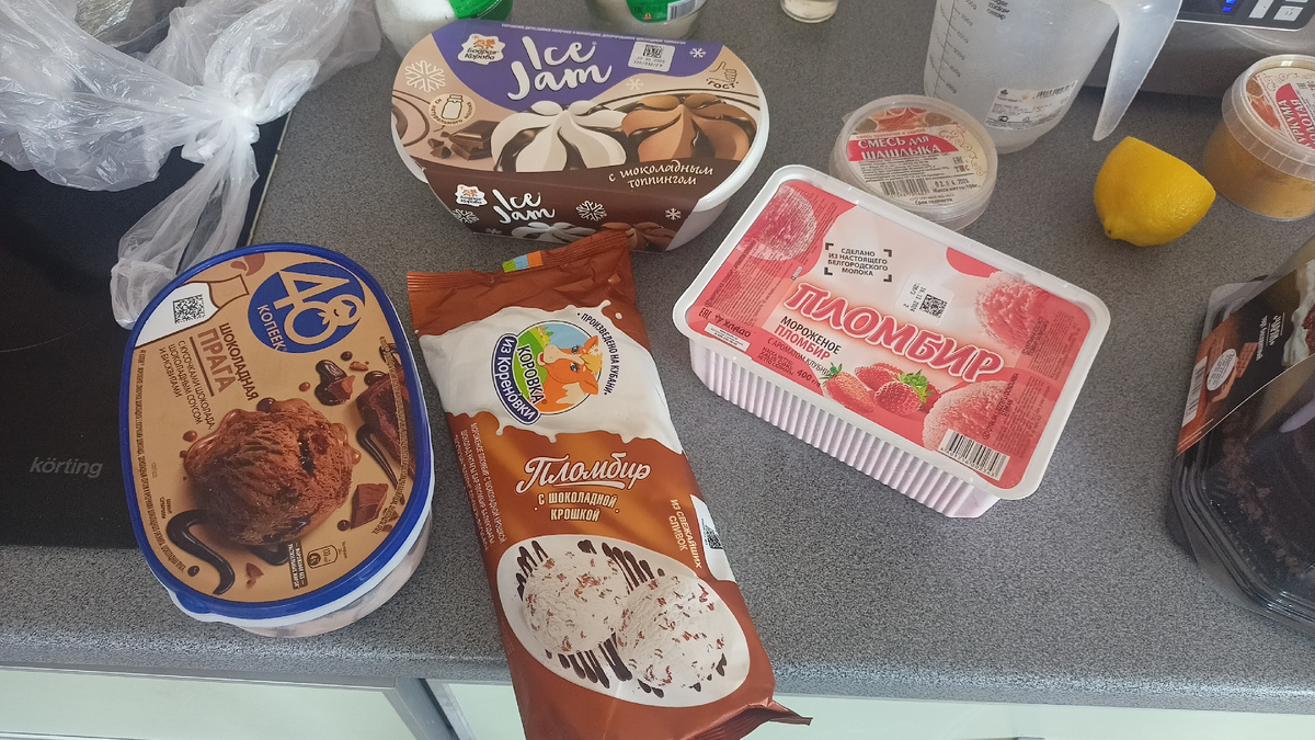 Из доставки как-то лишнее мороженное положили и я сделала это фото. А сейчас смотрю и думаю: столько мороженного, еще и торт. Хорошего мало...