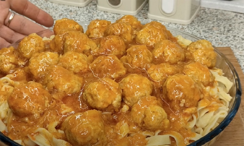 Домашняя лапша с фрикадельками: тёплая классика семейного ужина на новый лад