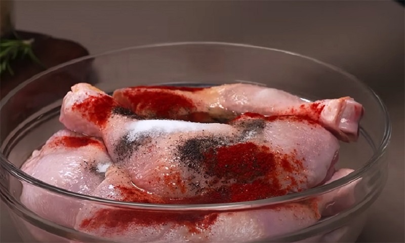 Запечённые окорочка и рис в духовке: секрет сочного обеда, о котором знают немногие