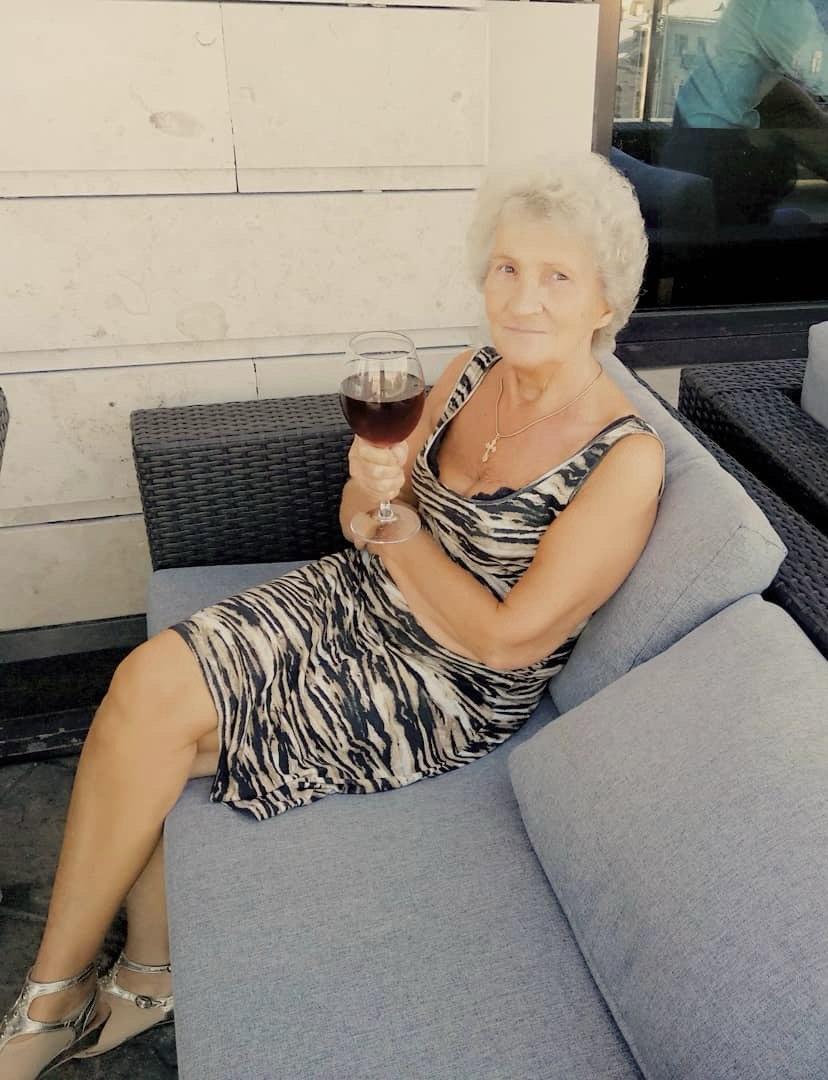 Мама, в панорамном ресторане "Большая кухня", Санкт-Петербург, размышляет как ей теперь жить на девятом десятке лет. А впереди было много планов и целей. Фото из личного архива автора. 