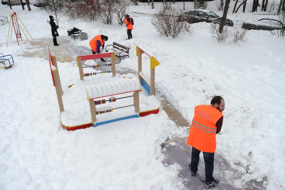    Снег во дворах Петербурга уберут к началу рабочей недели. ПЫХАЛОВА Юлия (архив)