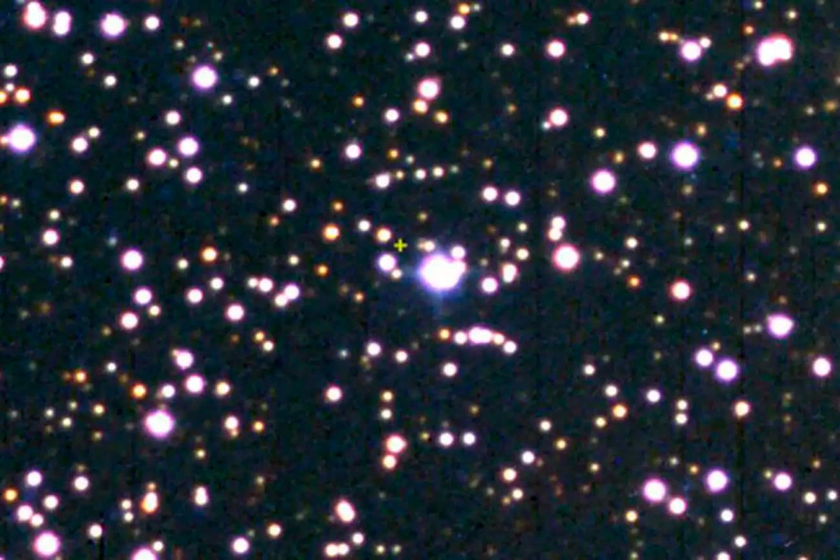 Участок звездного неба, полученный телескопом обсерватории Грасслендс (Аризона). Желтая метка указывает точку, в которой астроном увидел необъяснимую звезду, (источник: naked-science.ru)