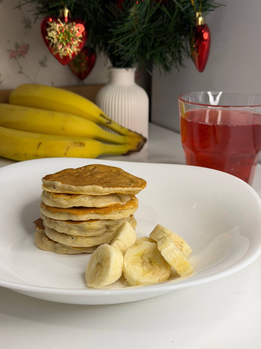 Банановые панкейки — отличное решение для вкусного и сытного завтрака или полдника. По сути, это обычные панкейки, обогащённые мощными вкусовыми и полезными свойствами, которыми обладает банан.

Если мы попробуем найти более-менее приличный рецепт банановых панкейков в интернете, то столкнёмся с тем, что в рецептах по какой-то неизвестной мне причине довольно мало банана и много всего остального. На мой взгляд называть такие панкейки банановыми можно весьма условно, так как и вкус и аромат бананов у таких блинчиков будет настолько незначительный, что его сложно уловить. Поэтому мне пришлось довольно долго экспериментировать, чтобы добиться отличного результата и по-настоящему назвать рецепт — банановые панкейки.