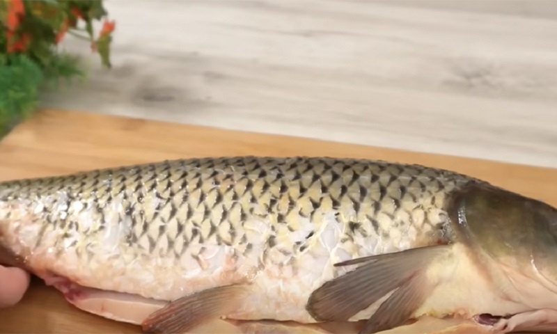 Карп по-грузински: рецепт сочной рыбы с ароматной корочкой и полноценным гарниром, который меняет представление о семейном ужине