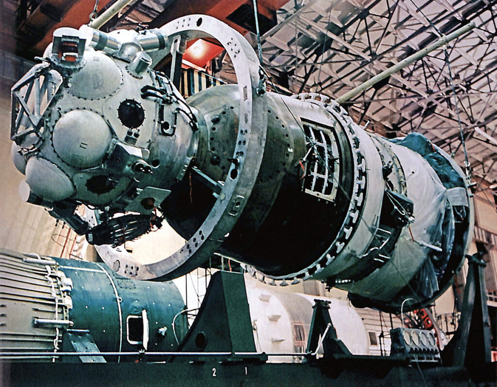 Космический аппарат 7К-Л1А, стартовавший на лунной ракете Н1. Сверху виден отсек двигателей ориентации комплекса -ДОК.