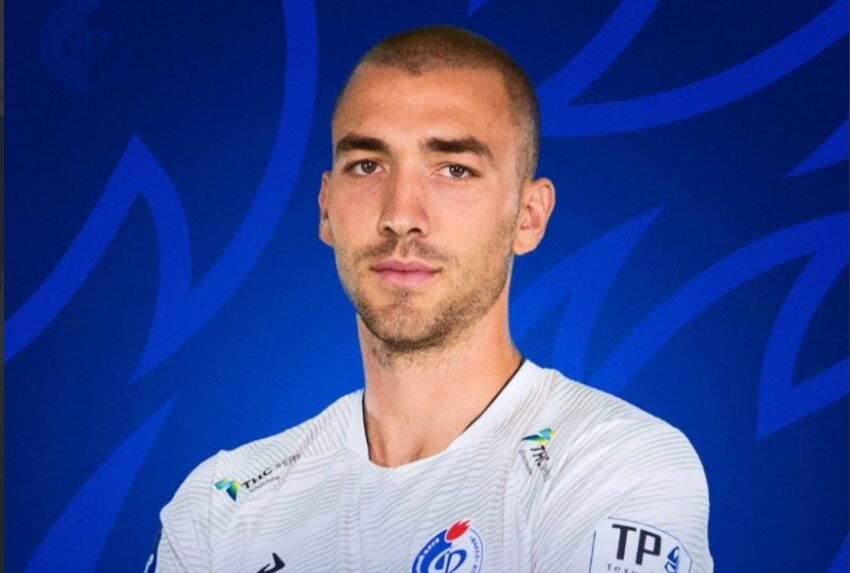 В обводку фланговый игрок "Факела" идти не боится!