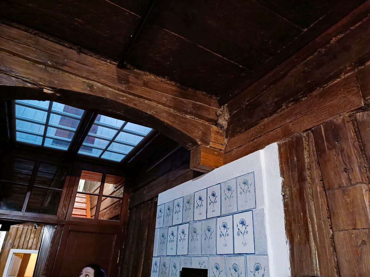 Печь с расписанными вручную изразцами, вертикальный брус и "световое" окошко в потолке - одни из визитных карточек Мураново. 