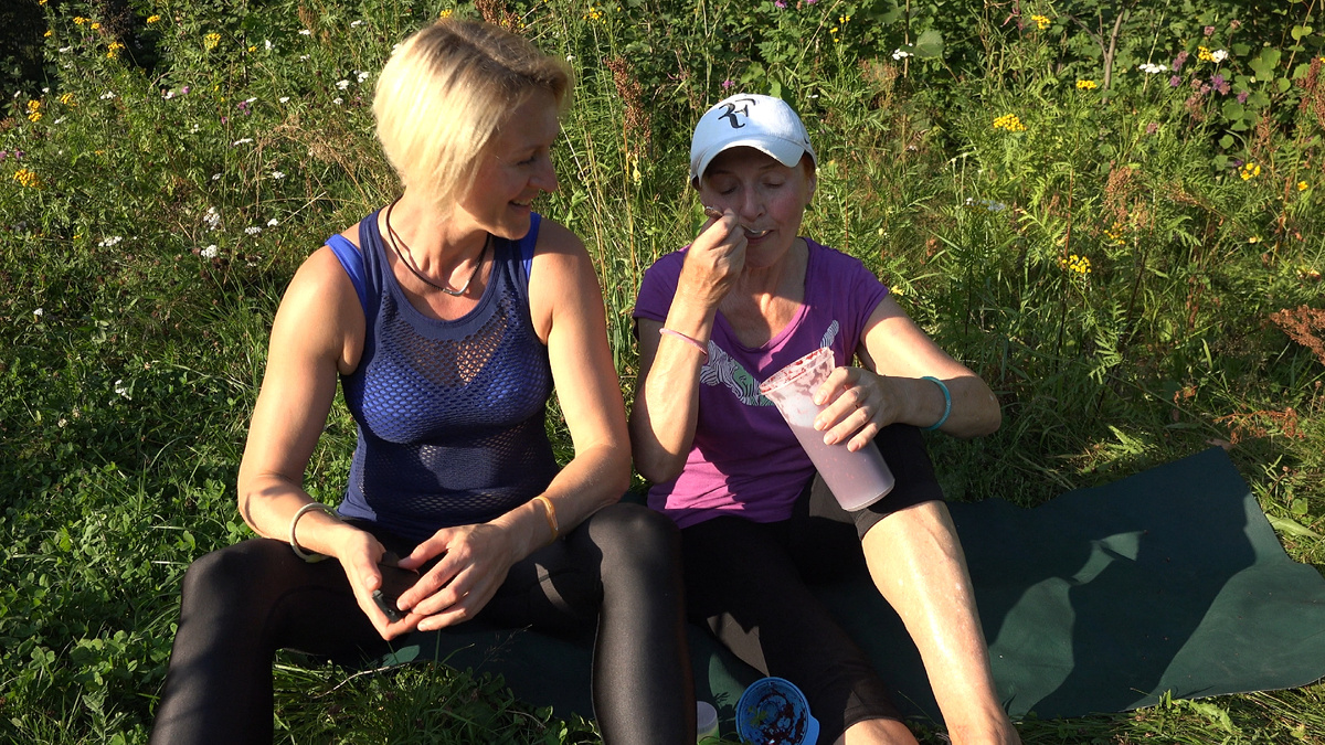 Здесь маме 70 лет мы после тренировки. Сейчас ей 78 и она тоже тренируется и ест мои смузи