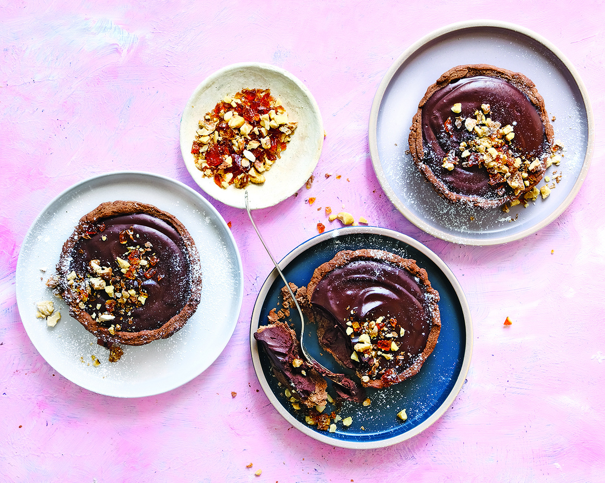 Шоколадный тарт с солёными карамелизованными грецкими орехами