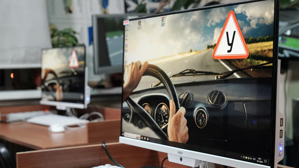     Мужчину оштрафовали за куртку со встроенной камерой на экзамене по ПДД ИЗВЕСТИЯ/Эдуард Корниенко