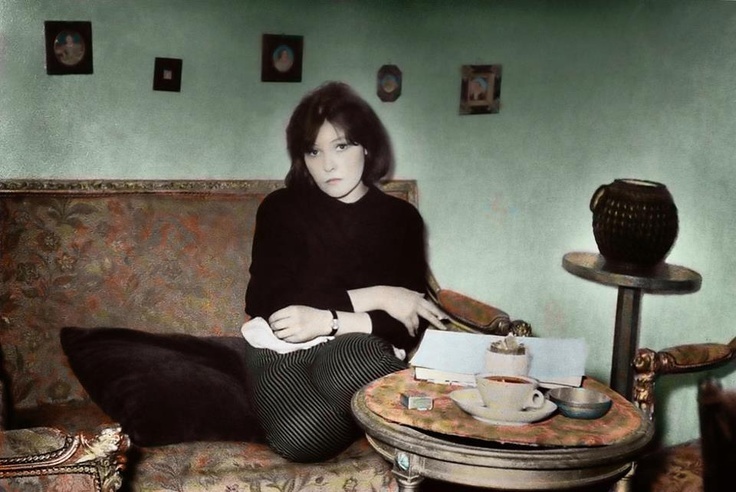 Белла Ахмадуллина в молодости. (Начало 1960-х годов). 