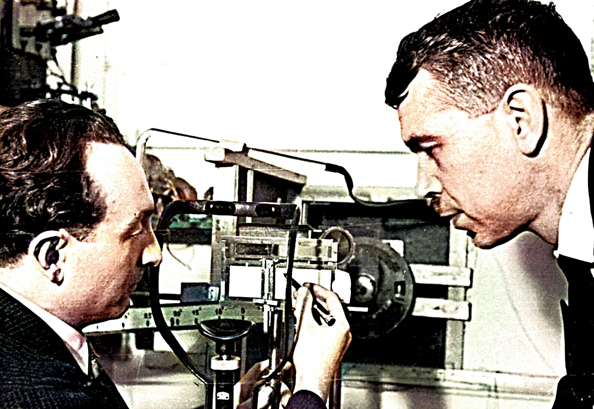 Сергей Иванович Вавилов в лаборатории