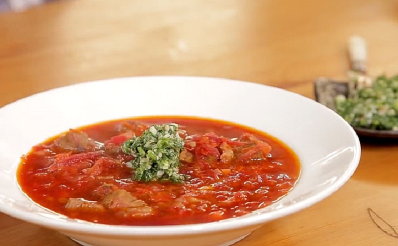 Сибирский рецепт самого красного борща: с копченым салом и ароматной зелёной приправой