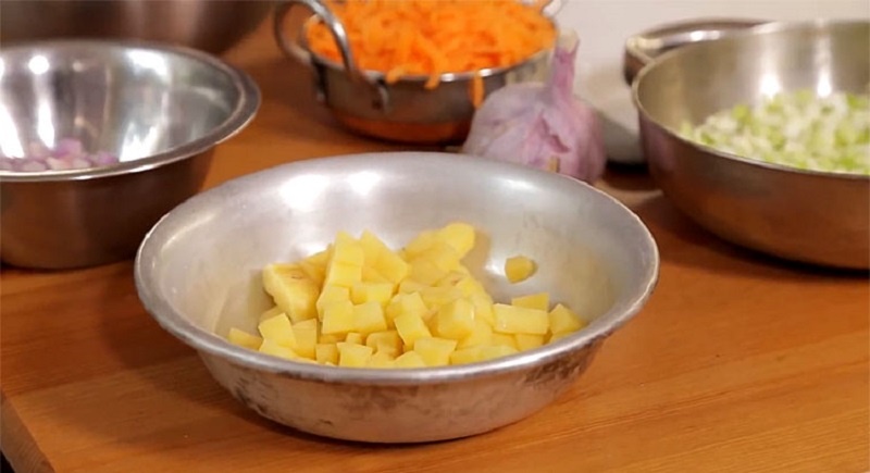 Сибирский рецепт самого красного борща: с копченым салом и ароматной зелёной приправой