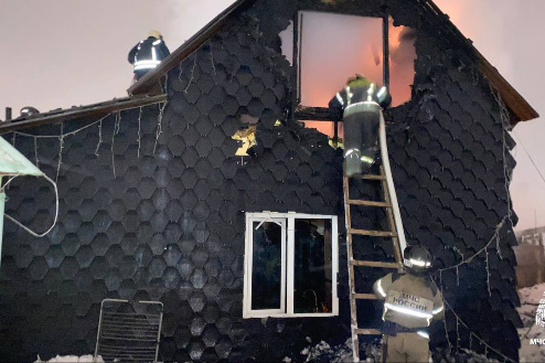 Из-за новогодней гирлянды сгорел дом многодетной семьи под Новосибирском