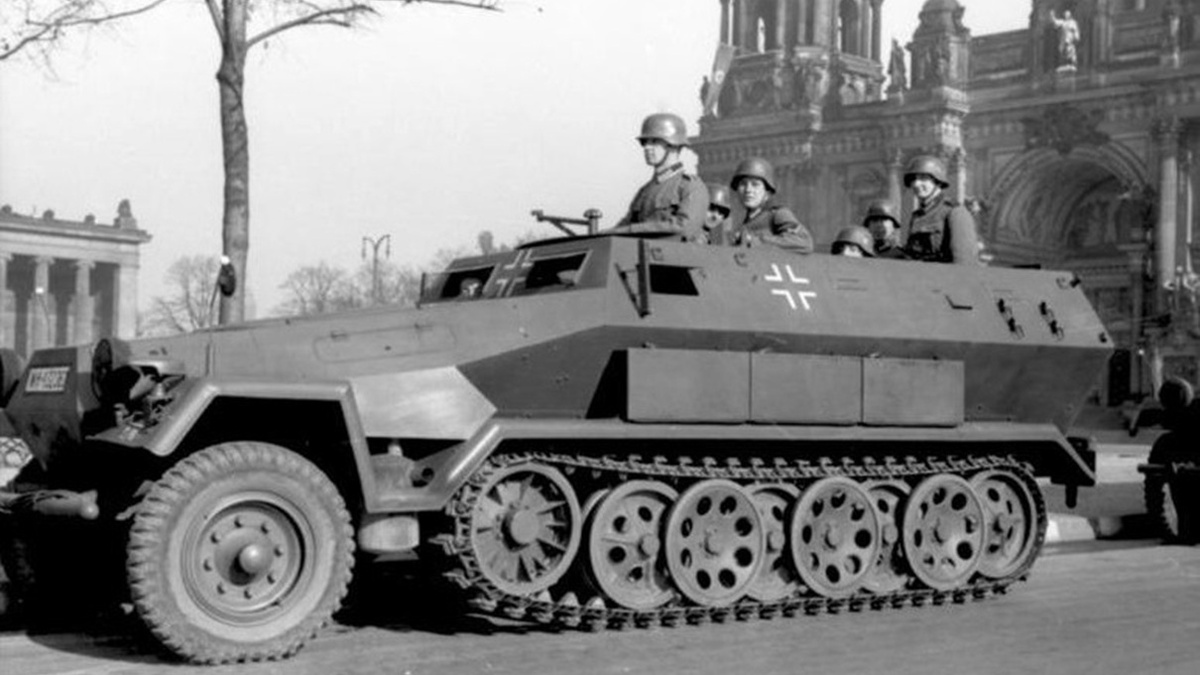 На фотографии: Sd.Kfz. 251 (Sonderkraftfahrzeug) – немецкие полугусеничные бронетранспортёры.  Фото из открытых источников.